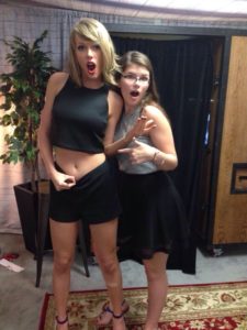taylor swift shows belly button