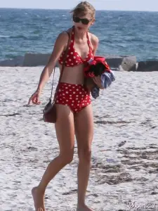 Taylor Swift no belly button even in a bikini