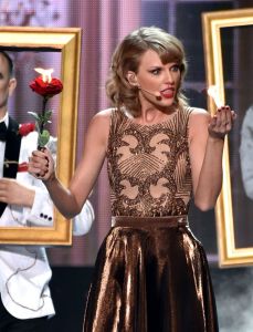 taylor-swift-performs-at-2014-american-music-awards-in-los-angeles_1