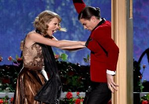 taylor-swift-performs-at-2014-american-music-awards-in-los-angeles_11