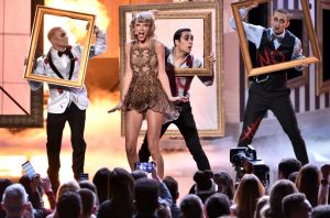 taylor-swift-performs-at-2014-american-music-awards-in-los-angeles_15