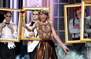taylor-swift-performs-at-2014-american-music-awards-in-los-angeles_6
