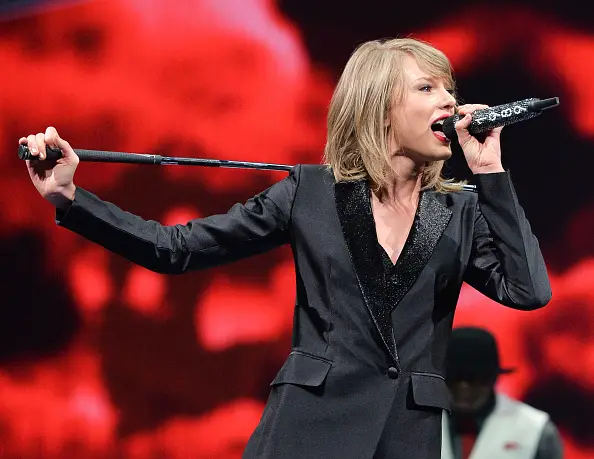 blank space hits 1 billion views on youtube