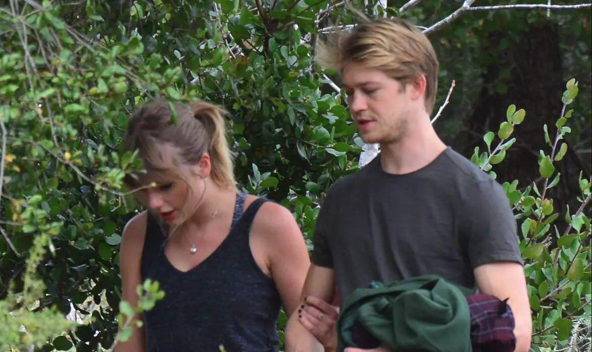 taylor swift joe alwyn hike public