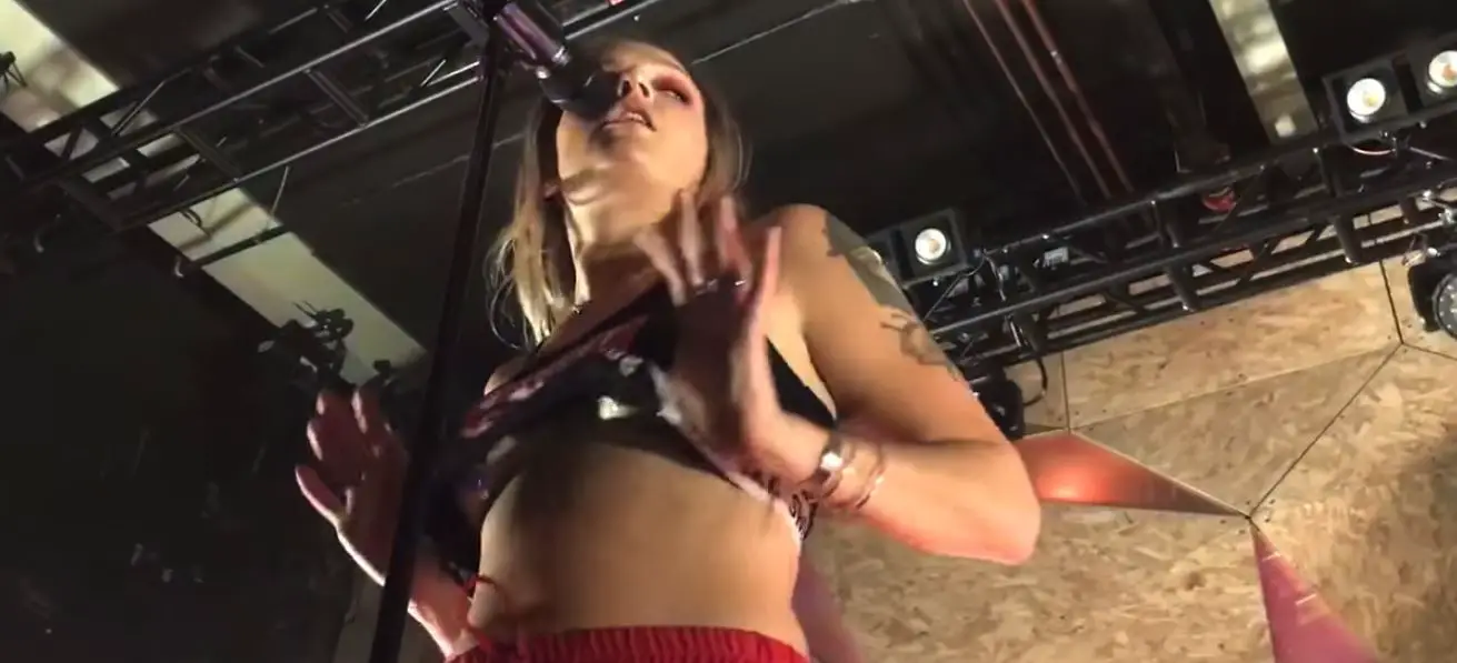 tove lo talking body sexy hot nsfw live. 